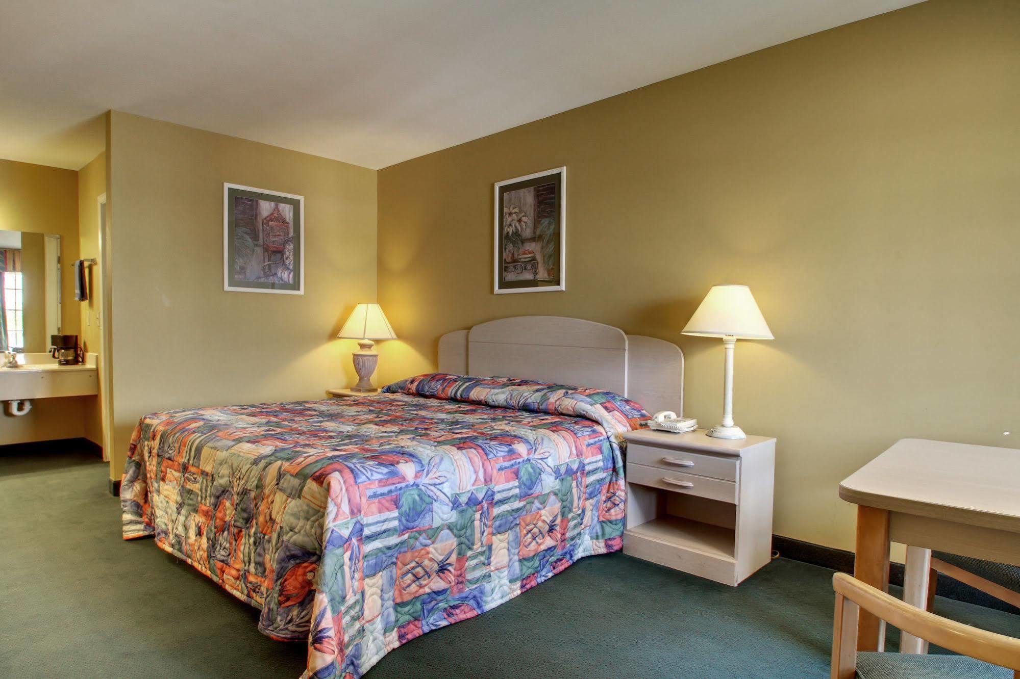 Key West Inn - Childersburg Екстериор снимка